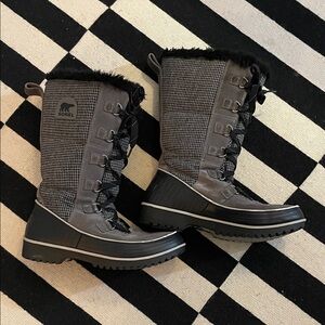 Sorel Women's knee high Sz 9.5 Black and Gray Winter Boots